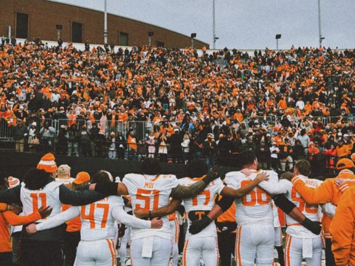 Tennessee players huddled in the end zone